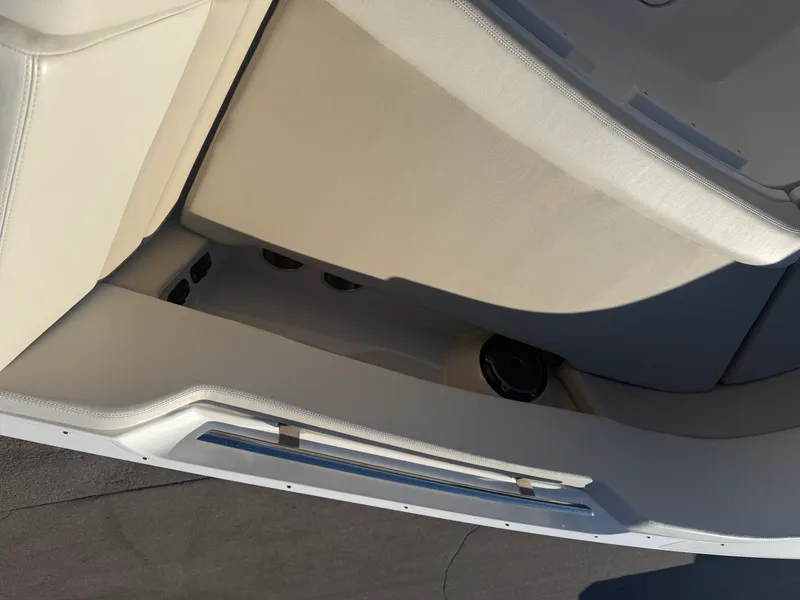 Slide: The Image of Boston Whaler 320 VANTAGE 2022 - 92