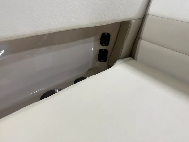 Slide: The Image of Boston Whaler 320 VANTAGE 2022 - 93