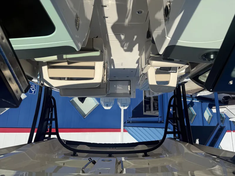 Slide: The Image of Boston Whaler 320 VANTAGE 2022 - 94