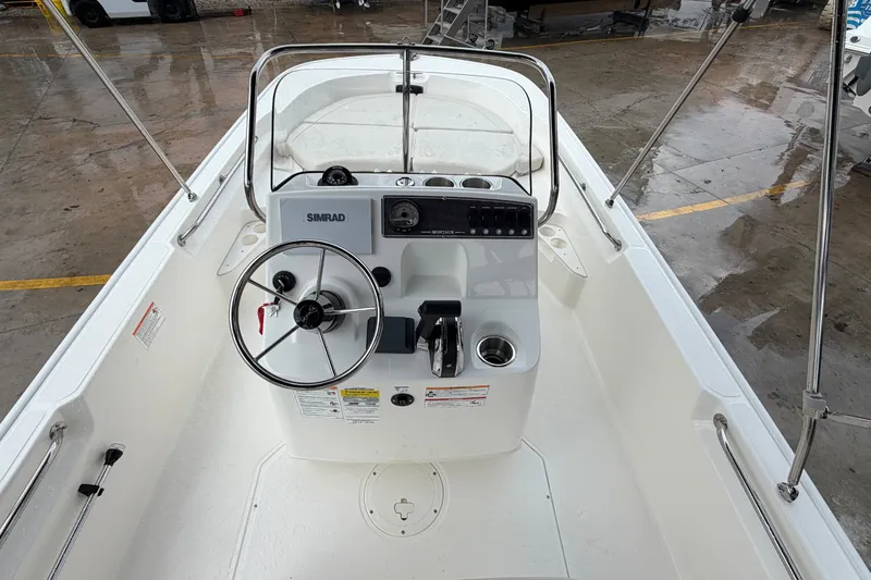 Slide: The Image of Boston Whaler 170 Montauk 2026 - 10
