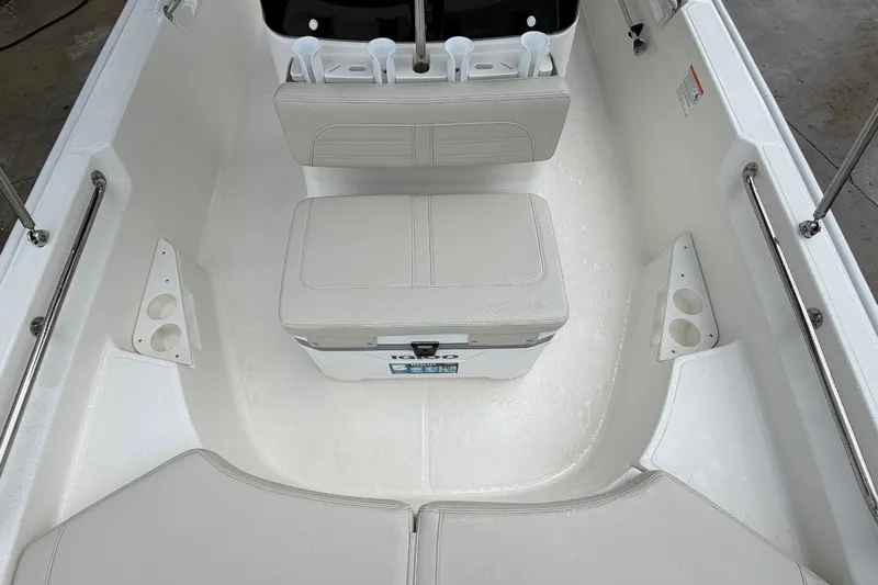 Slide: The Image of Boston Whaler 170 Montauk 2026 - 17