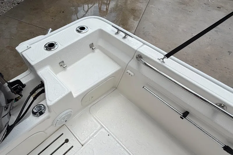 Slide: The Image of Boston Whaler 170 Montauk 2026 - 6