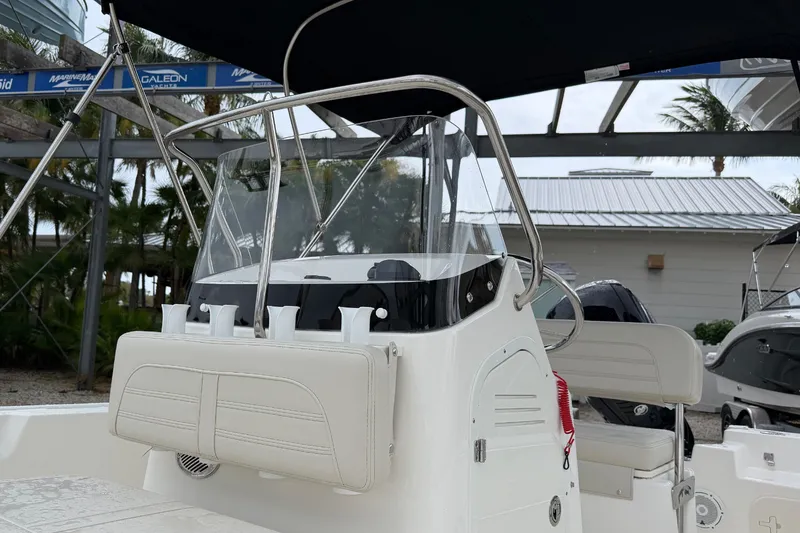Slide: The Image of Boston Whaler 170 Montauk 2026 - 9