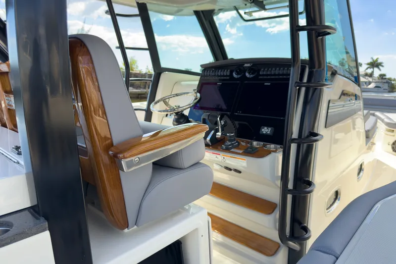 Slide: The Image of Boston Whaler 380 Outrage 2026 - 13