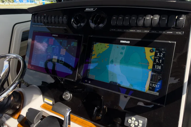 Slide: The Image of Boston Whaler 380 Outrage 2026 - 14