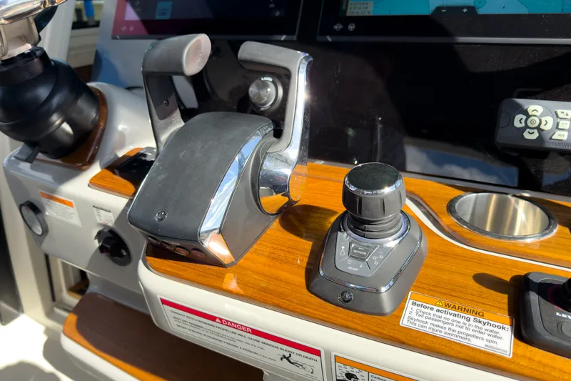 Slide: The Image of Boston Whaler 380 Outrage 2026 - 15