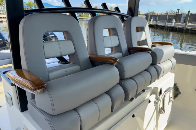 Slide: The Image of Boston Whaler 380 Outrage 2026 - 16