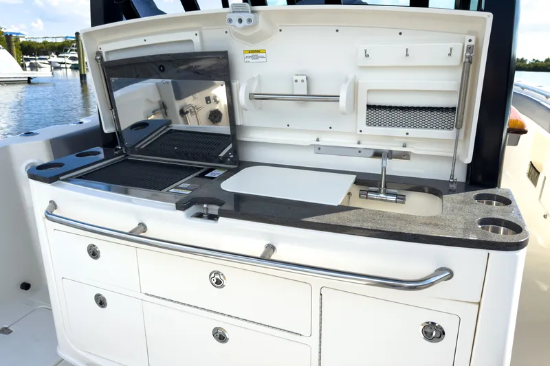 Slide: The Image of Boston Whaler 380 Outrage 2026 - 6