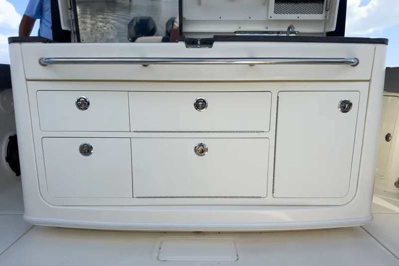 Slide: The Image of Boston Whaler 380 Outrage 2026 - 8