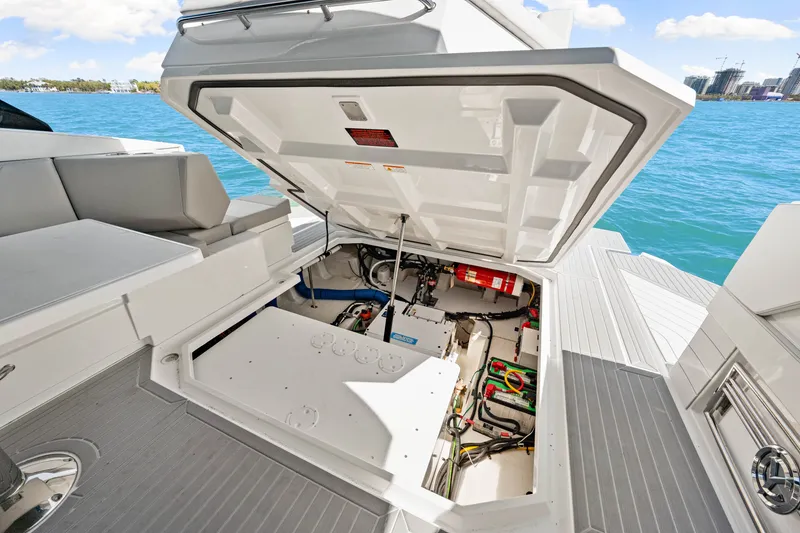 Slide: The Image of Cruisers 42 GLS Outboard 2026 - 87