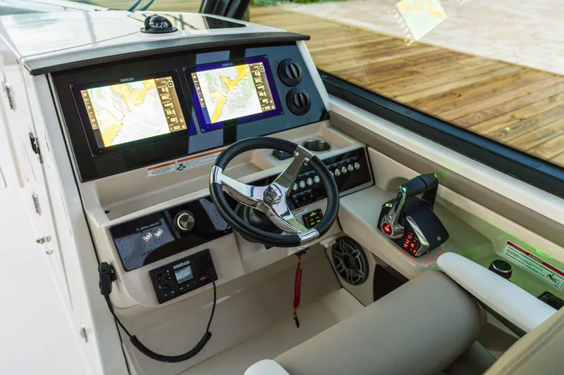 Slide: The Image of Boston Whaler 330 Vantage 2026 - 23