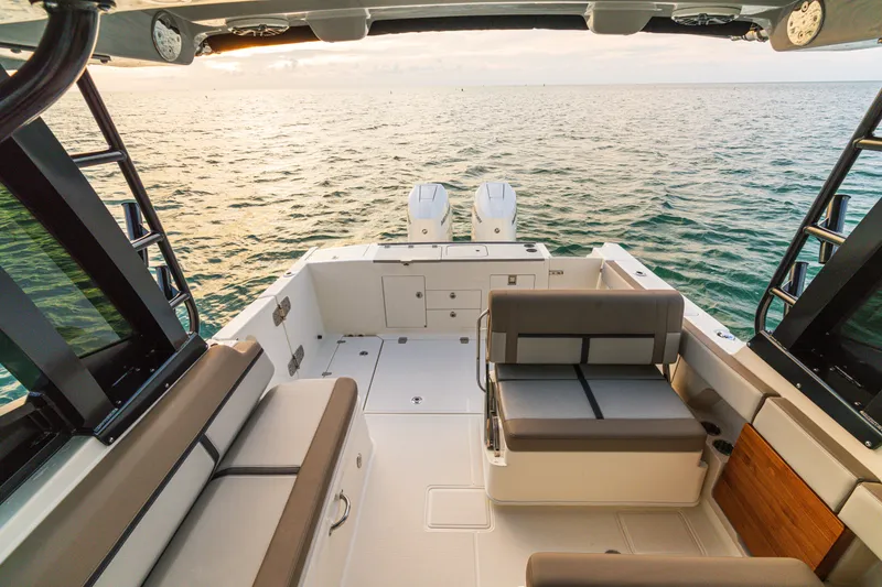Slide: The Image of Boston Whaler 330 Vantage 2026 - 26