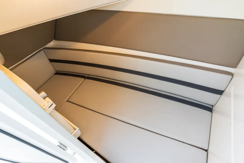 Slide: The Image of Boston Whaler 330 Vantage 2026 - 31