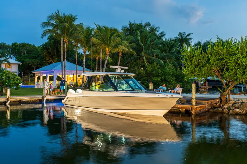 Slide: The Image of Boston Whaler 330 Vantage 2026 - 8