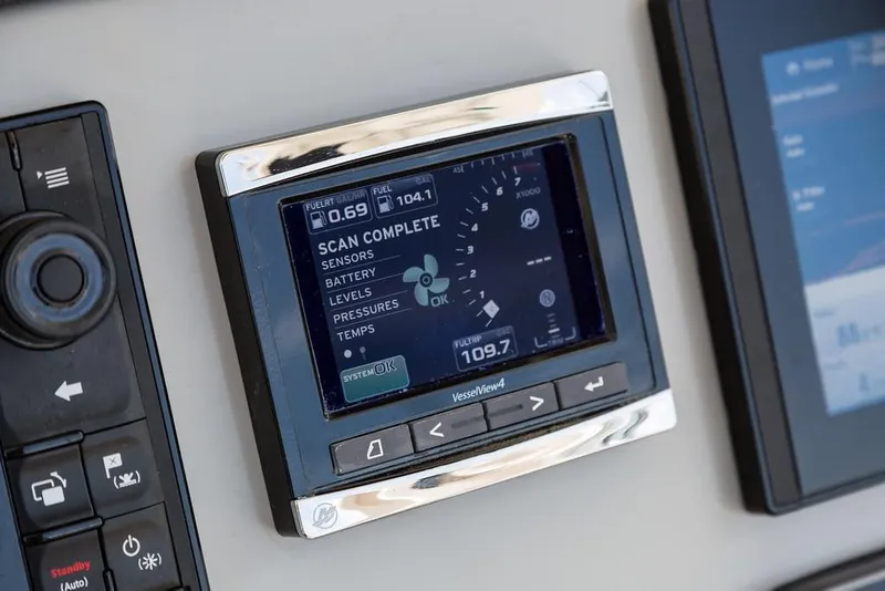 Slide: The Image of Boston Whaler 230 Outrage 2026 - 15