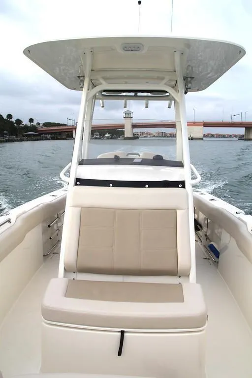 Slide: The Image of Boston Whaler 230 Outrage 2026 - 31