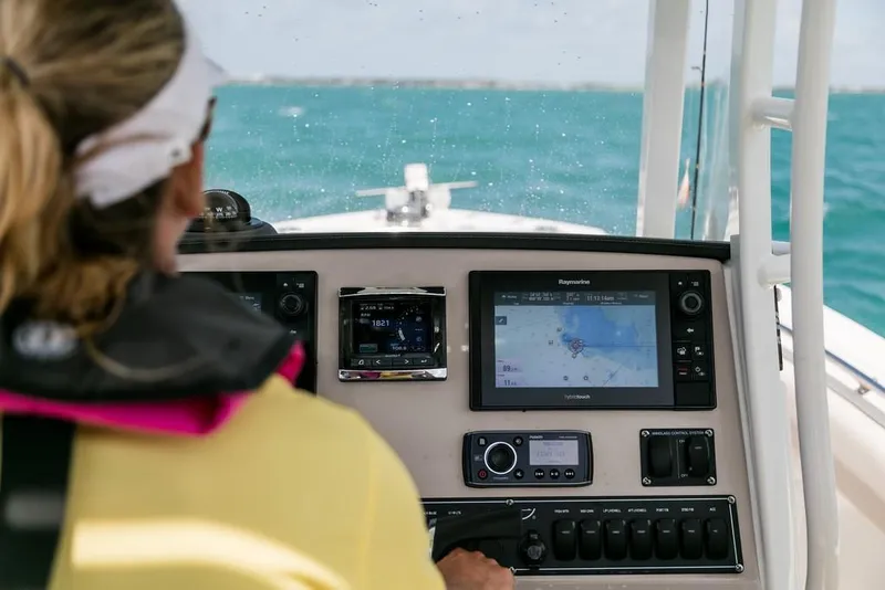 Slide: The Image of Boston Whaler 230 Outrage 2026 - 39