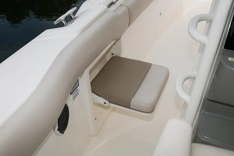 Slide: The Image of Boston Whaler 330 Outrage 2024 - 15
