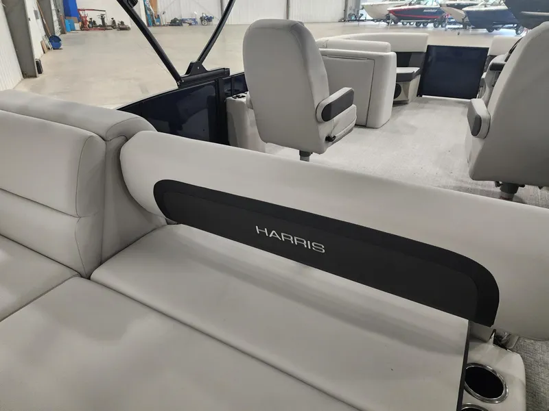 Slide: The Image of Harris Cruiser 210 2026 - 13