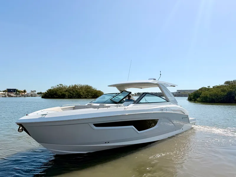 Slide: The Image of Cruisers 34 GLS Outboard 2026 - 20