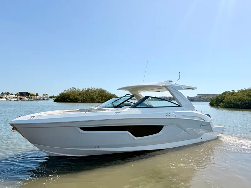 Slide: The Image of Cruisers 34 GLS Outboard 2026 - 21