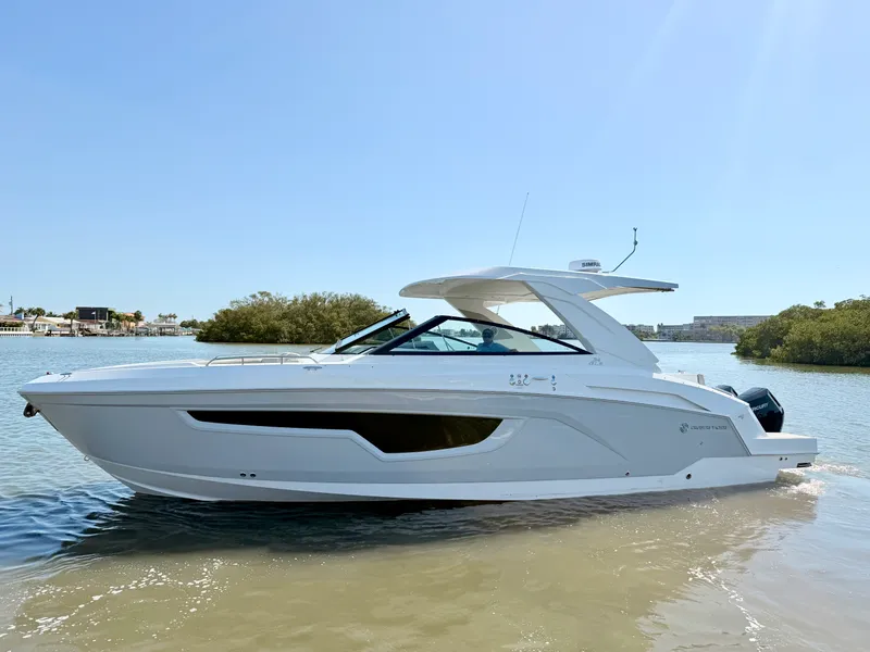 Slide: The Image of Cruisers 34 GLS Outboard 2026 - 22