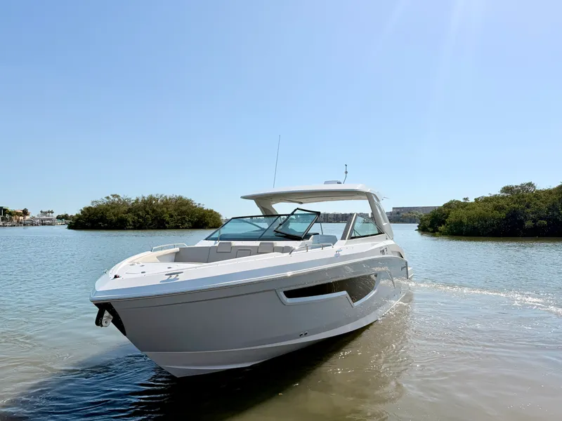 Slide: The Image of Cruisers 34 GLS Outboard 2026 - 25