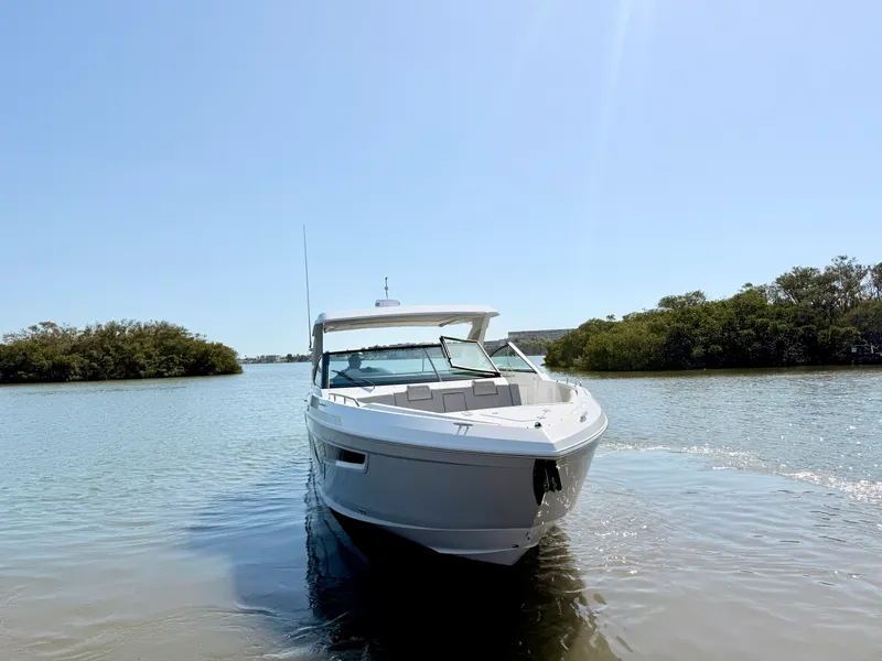 Slide: The Image of Cruisers 34 GLS Outboard 2026 - 27