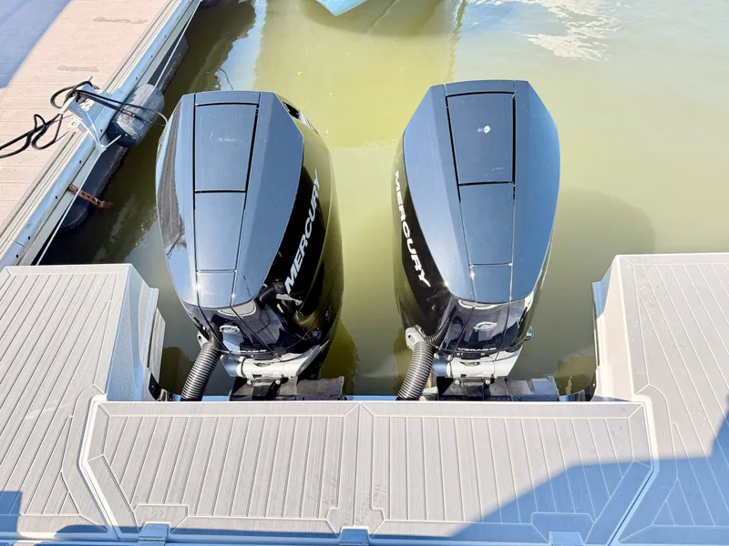 Slide: The Image of Cruisers 34 GLS Outboard 2026 - 38