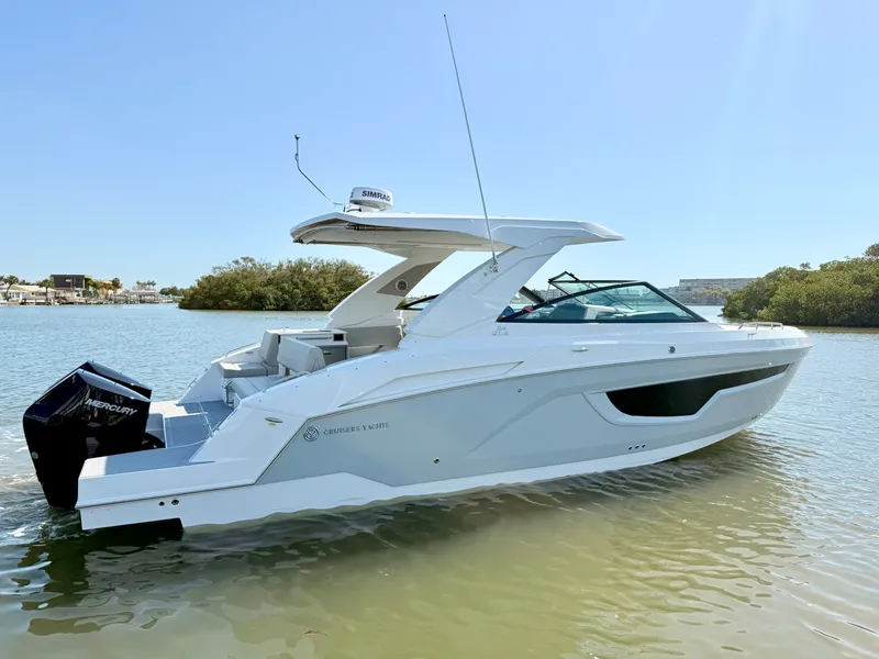 Slide: The Image of Cruisers 34 GLS Outboard 2026 - 4