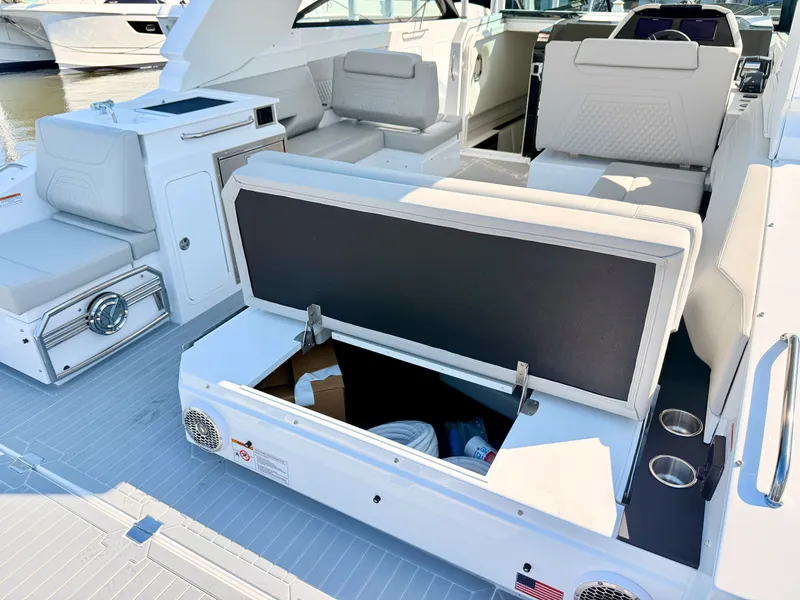 Slide: The Image of Cruisers 34 GLS Outboard 2026 - 41