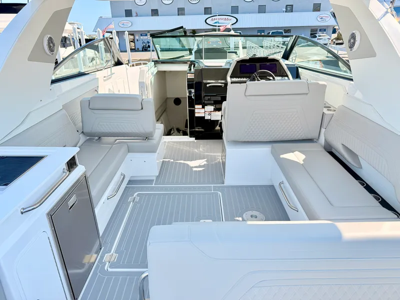 Slide: The Image of Cruisers 34 GLS Outboard 2026 - 48