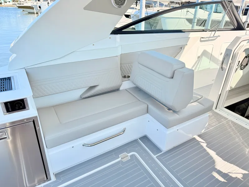 Slide: The Image of Cruisers 34 GLS Outboard 2026 - 50