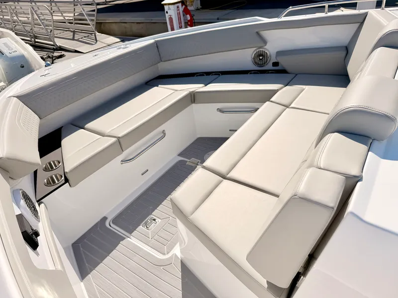 Slide: The Image of Cruisers 34 GLS Outboard 2026 - 68