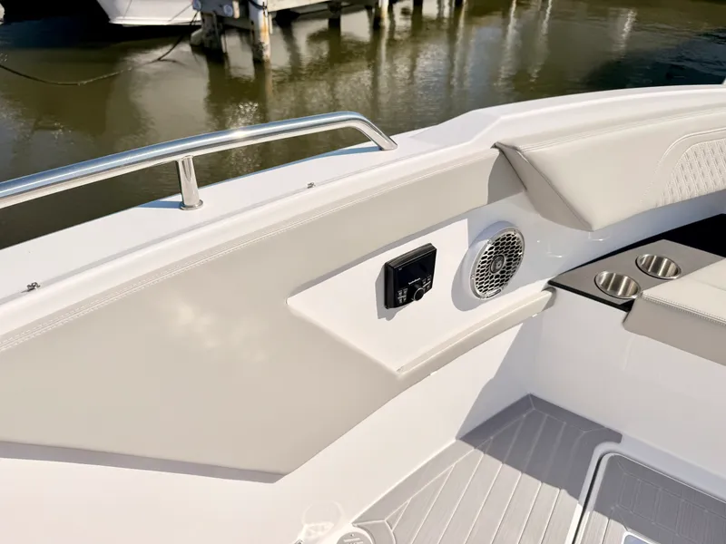 Slide: The Image of Cruisers 34 GLS Outboard 2026 - 72