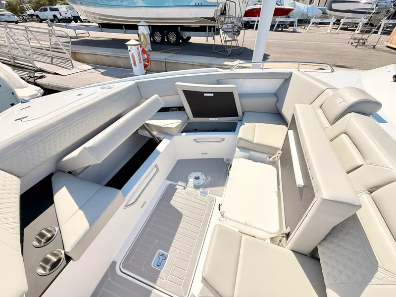 Slide: The Image of Cruisers 34 GLS Outboard 2026 - 73