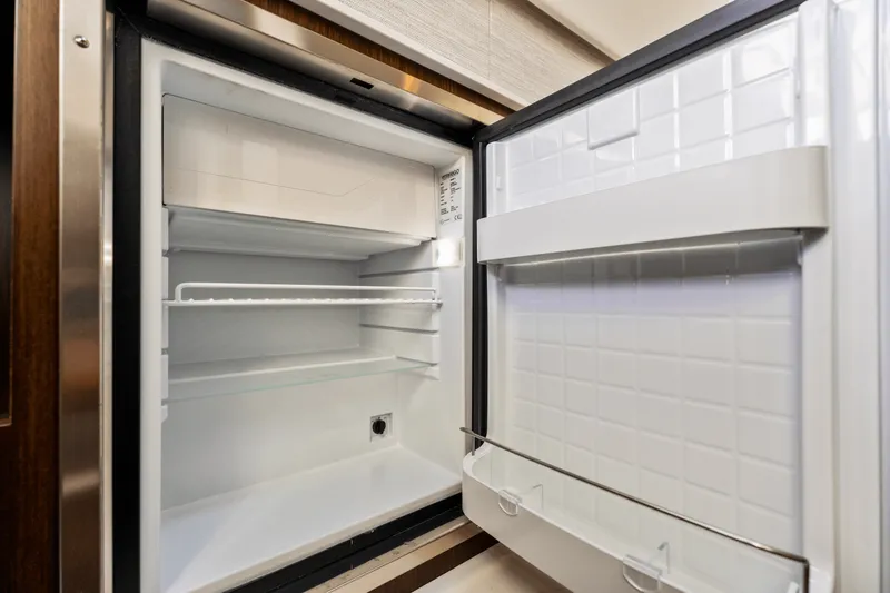 Slide: The Image of Cruisers Yachts 34 GLS Outboard 2026 - 157