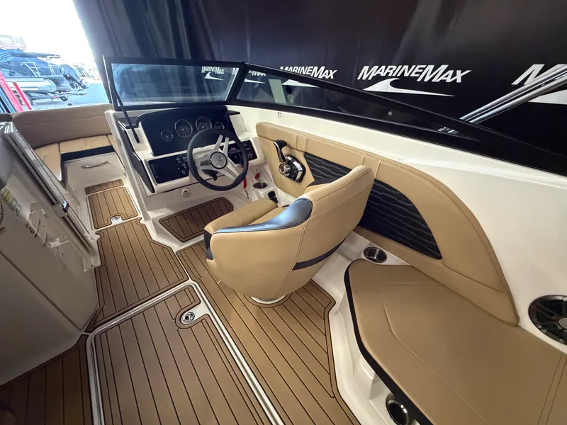 Slide: The Image of Sea Ray SPX 230 2024 - 16