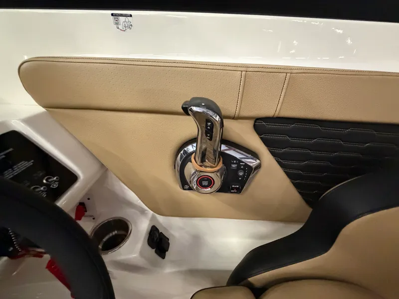 Slide: The Image of Sea Ray SPX 230 2024 - 19