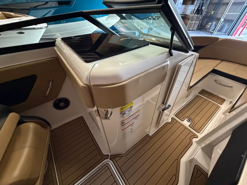 Slide: The Image of Sea Ray SPX 230 2024 - 28