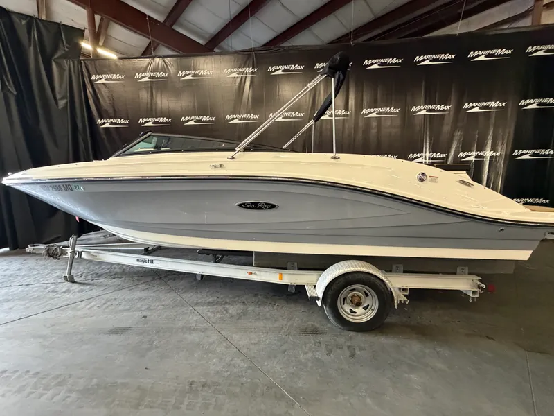 Slide: The Image of Sea Ray SPX 230 2024 - 4