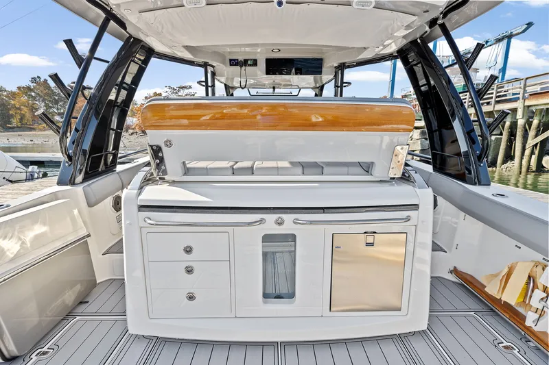 Slide: The Image of Boston Whaler 420 Outrage 2022 - 10