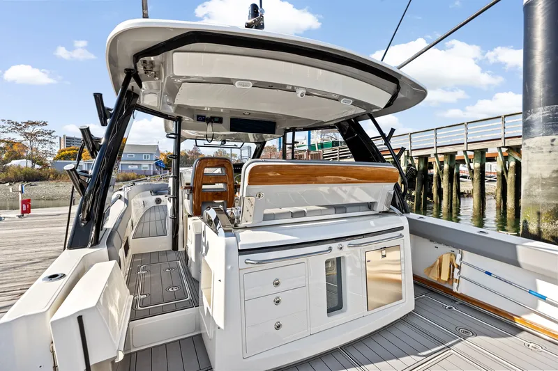 Slide: The Image of Boston Whaler 420 Outrage 2022 - 11