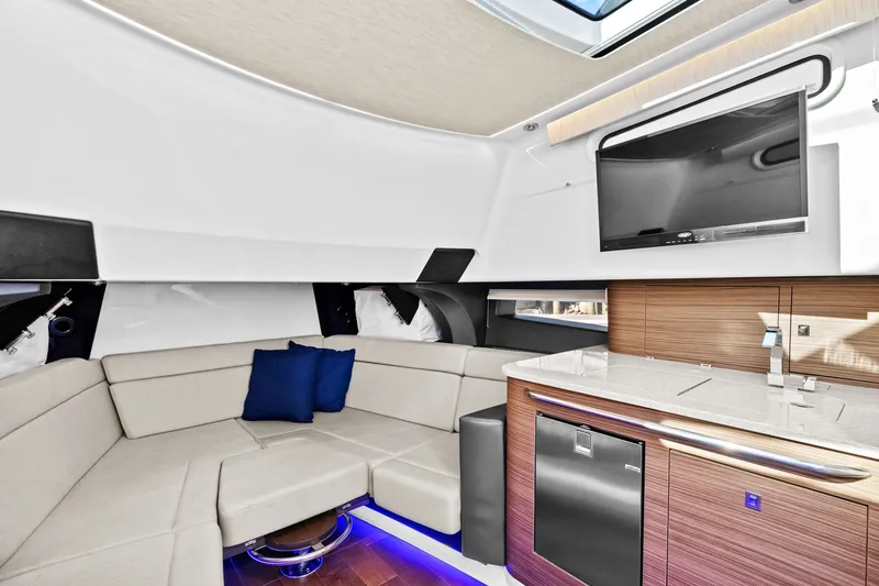 Slide: The Image of Boston Whaler 420 Outrage 2022 - 24