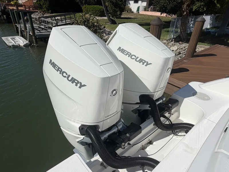 Slide: The Image of Boston Whaler 330 OUTRAGE 2024 - 11