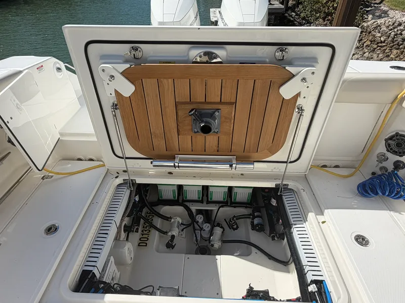Slide: The Image of Boston Whaler 330 OUTRAGE 2024 - 15