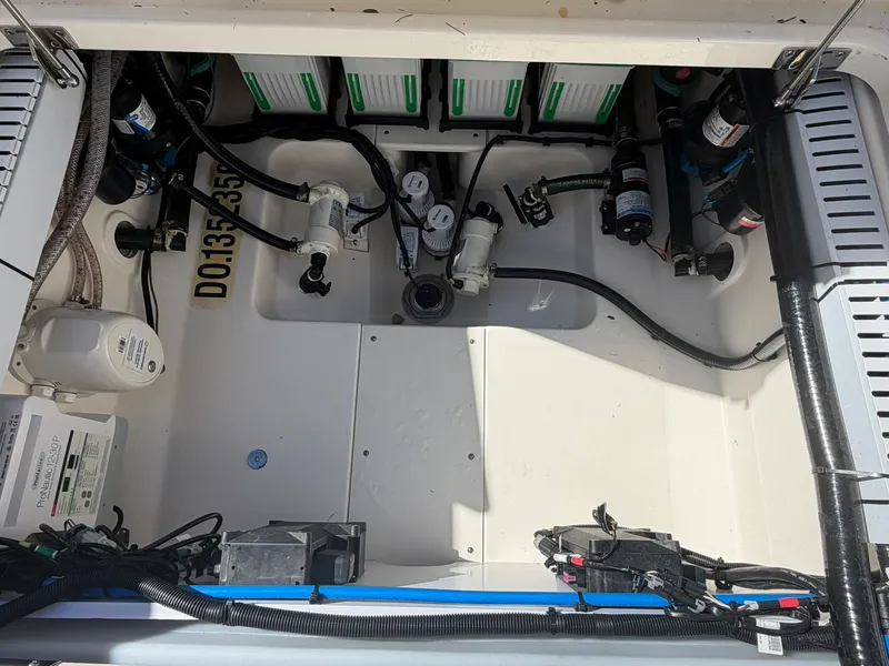 Slide: The Image of Boston Whaler 330 OUTRAGE 2024 - 16