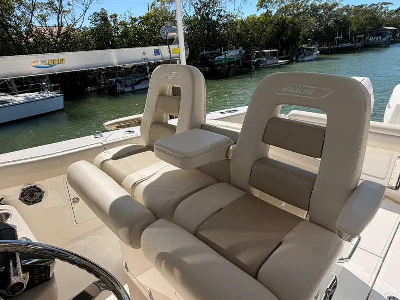 Slide: The Image of Boston Whaler 330 OUTRAGE 2024 - 17