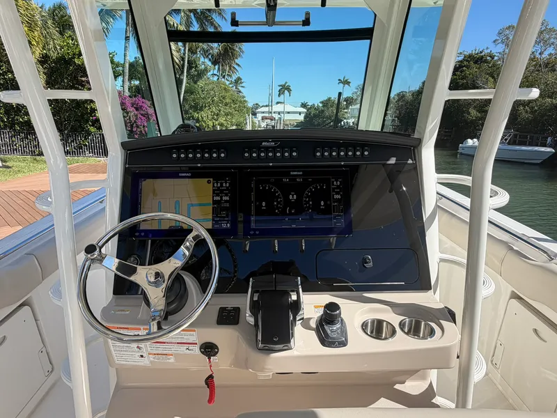 Slide: The Image of Boston Whaler 330 OUTRAGE 2024 - 18