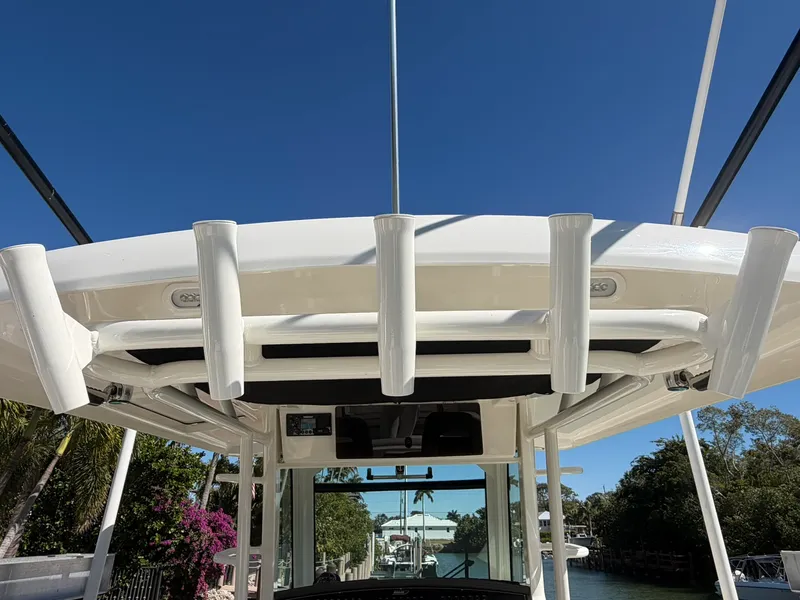 Slide: The Image of Boston Whaler 330 OUTRAGE 2024 - 20